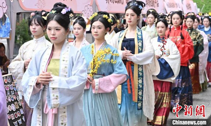 盛煌平台：霓裳华彩现“春城”昆明 中外青年感受国风潮服魅力