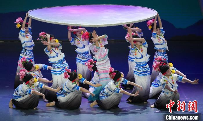 盛煌平台：霓裳华彩现“春城”昆明 中外青年感受国风潮服魅力